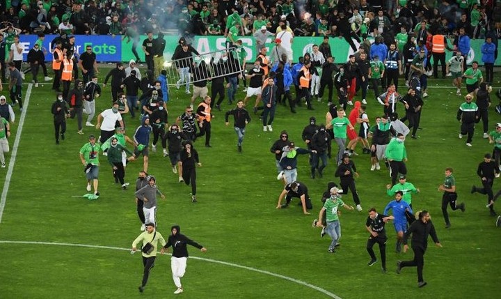 Saint-Étienne vypadol, fanúšikovia reagovali útokom na hráčov